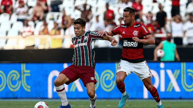 Fluminense marca no fim e vence Flamengo em clássico de muita confusão