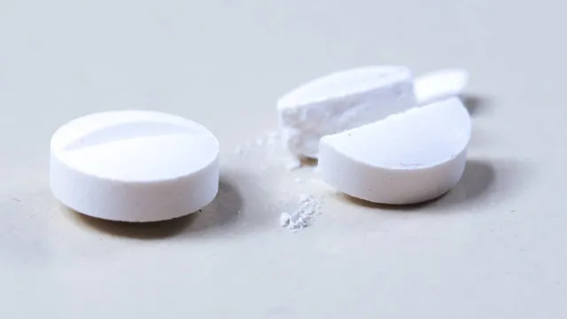 
                    Pode cortar comprimido ao meio? Veja quando a prática pode trazer riscos
                