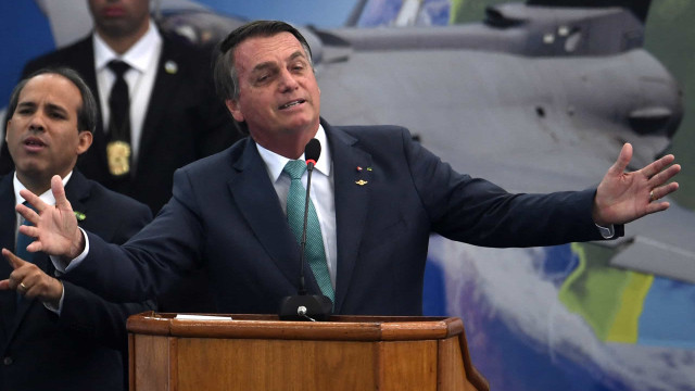 'Arma de fogo pode garantir liberdade no futuro', diz Bolsonaro