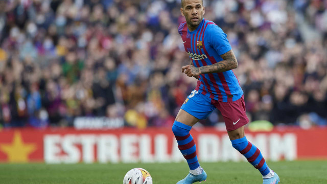 Dani Alves volta ao Barcelona, mas não para jogar; veja o que ele fará