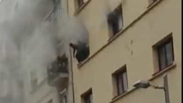 Pessoas pulam da janela de hotel para fugir de incêndio