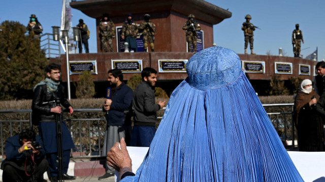 Afeganistão chicoteia 19 pessoas no primeiro castigo oficial