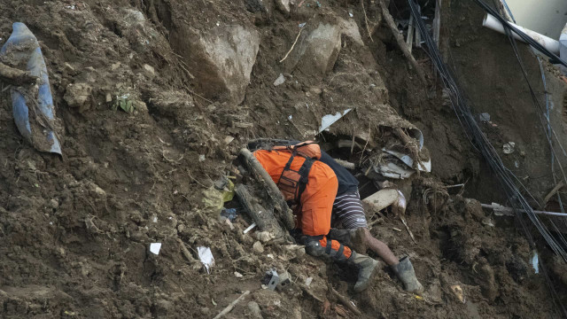 Número de mortos após chuvas em Petrópolis chega a 140