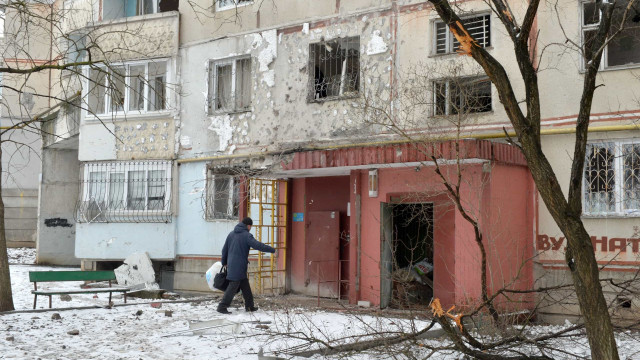 Vídeo mostra várias explosões em edifícios residenciais em Kharkiv