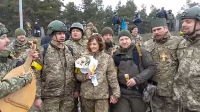 Soldados ucranianos se casam em plena guerra