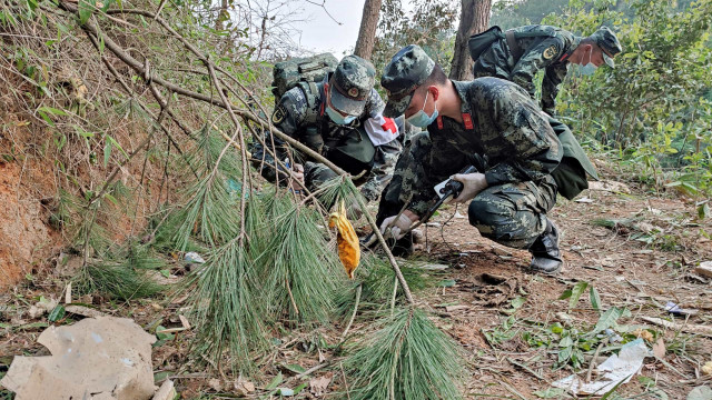 Companhia aérea admite mortos em acidente na China, e equipes fazem buscas