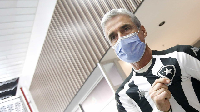 Luís Castro chega ao Rio, veste camisa do Botafogo e diz esperar clube com alma