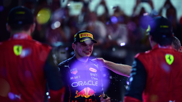 Verstappen vence a primeira da temporada em batalha com Leclerc
