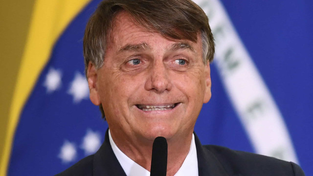 'Isso aí é rotina, tranquilo', responde Bolsonaro a apoiadora sobre internação