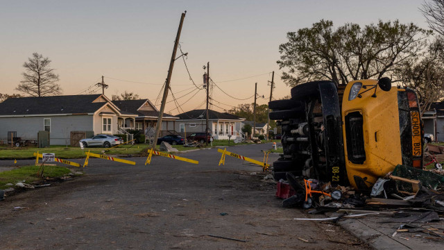 Tornado provoca rastro de destruição nos Estados Unidos