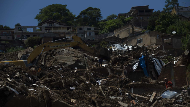 Sobe para 17 total de mortos por chuvas no Rio