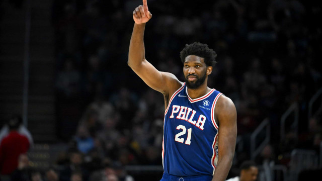 Candidato a MVP, Embiid brilha e garante Philadelphia 76ers nos playoffs da NBA
