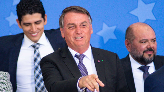 Bolsonaro admite dar cargos a siglas em troca de apoio, o que já chamou de crime
