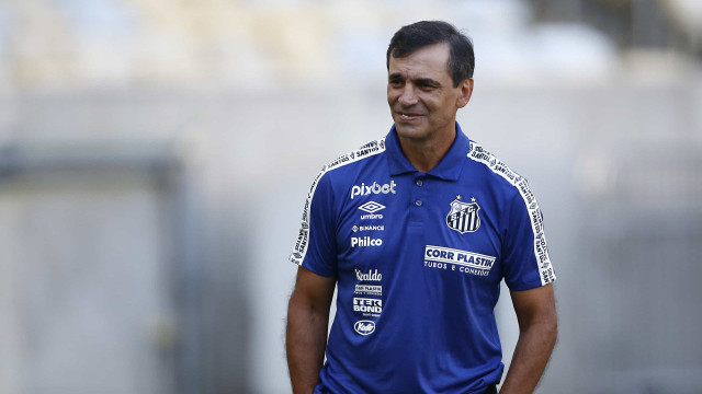Bustos espera ter elenco recuperado para escalar Santos contra o Flamengo