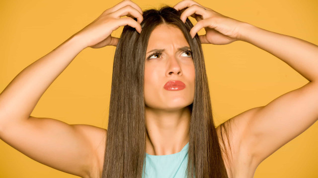 Coceira no couro cabeludo? Seis possíveis causas que deve ter em atenção