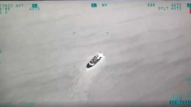 Imagens mostram drone ucraniano abatendo dois navios russos