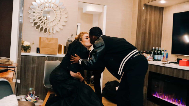 Adele compartilha raríssimas fotografias com o namorado