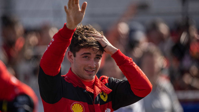 Leclerc sofre maldição caseira e bate Ferrari histórica de Niki Lauda em Mônaco