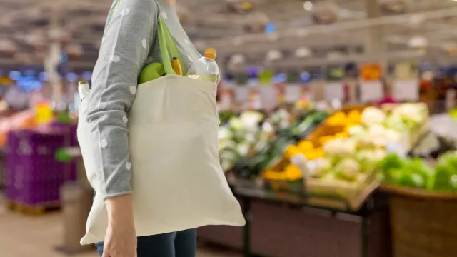
                    Lavar não basta: o que ninguém te conta sobre o alimento que você compra
                