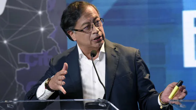 
                    Petro sugere que Equador lançou bombas na Colômbia; Noboa nega ação
                