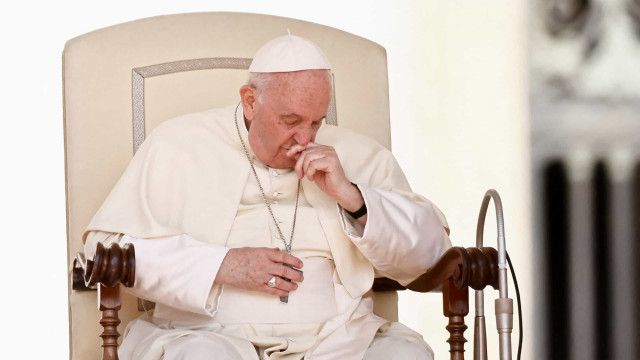 No Barein, papa condena rearmamento que leva mundo ao "precipício"
