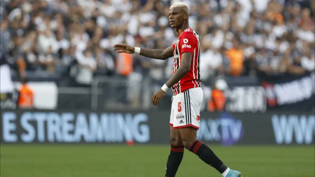 
                    Arboleda define data de retorno ao Brasil para discutir rescisão com o São Paulo
                