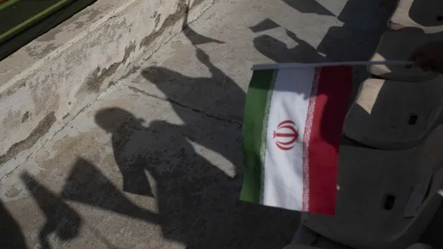 
                    Mulher de Ali Khamenei está viva, diz agência ligada ao regime iraniano
                