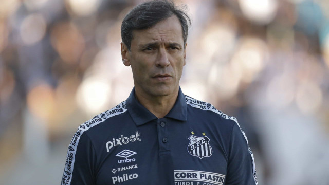 Santos quita dívida com ex-técnico Fabián Bustos e espera fim de punição da Fifa