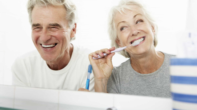 Hora que escovamos os dentes pode ser segredo da longevidade