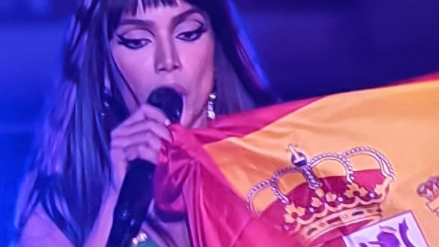 Anitta reage após acenar com bandeira espanhola no palco em Portugal