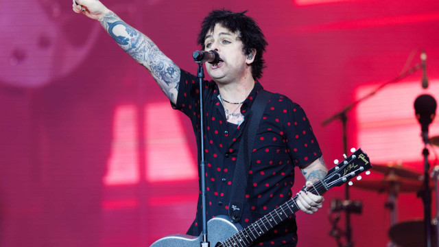 Após recuo no aborto, vocalista dos Green Day "renuncia" à cidadania