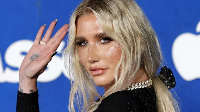 
                    Kesha conta que coleciona dentes humanos e diz que isso 'assusta os homens héteros'
                