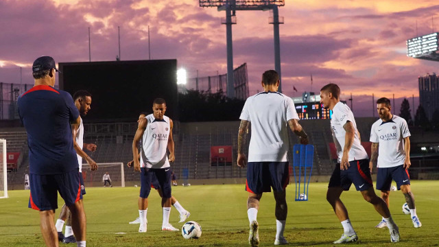 PSG treina com Neymar e Mbappé no ataque, Messi como meia e três zagueiros