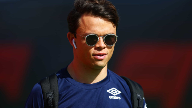 Mercedes dá chance a piloto reserva e deixa Hamilton fora do 1º treino na França