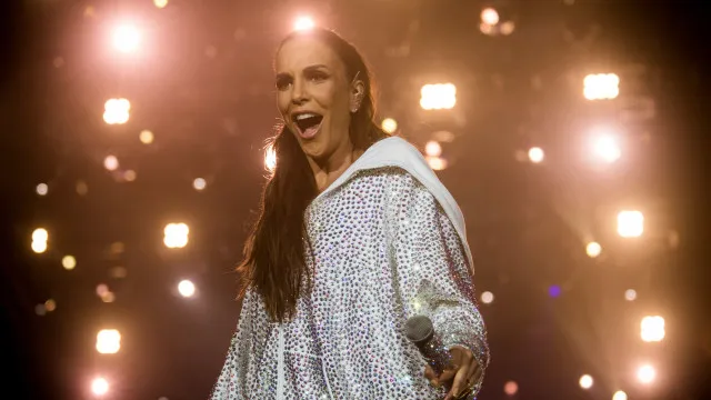 
                    Ivete Sangalo faz 'L' com a mão após ouvir público gritando nome de Lula durante show
                