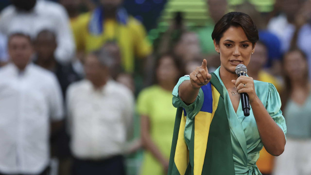 Michelle assume protagonismo do casal Bolsonaro em marcha com evangélicos