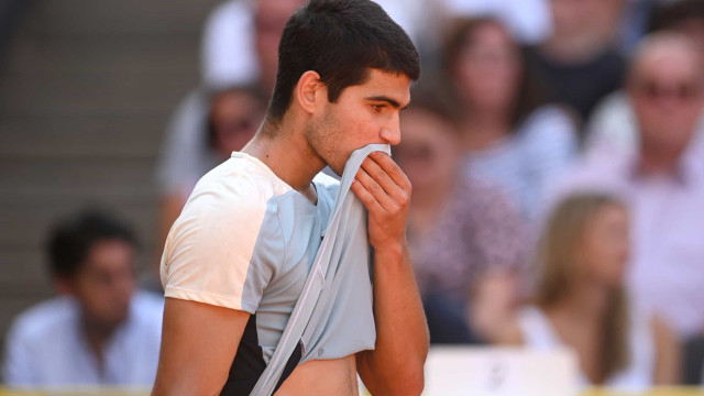 Alcaraz alega dor no antebraço, desiste de Roma e vira dúvida para Roland Garros