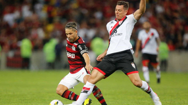 Com reservas, Flamengo goleia Atlético-GO em noite de festa no Maracanã