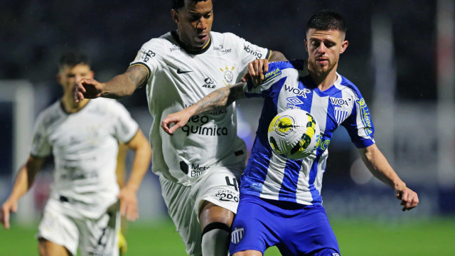 Corinthians sai atrás, mas busca empate contra o Avaí fora de casa