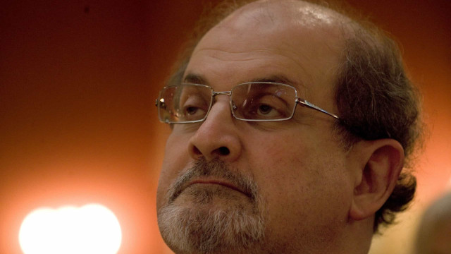 Salman Rushdie foi extubado, está melhor e já consegue falar, diz agente
