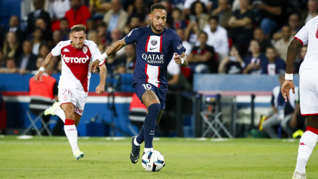 Neymar marca de pênalti, garante empate, e coloca PSG na liderança do Francês