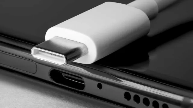 
                    Celular não carrega? Problema pode estar na entrada USB; veja o que fazer
                
