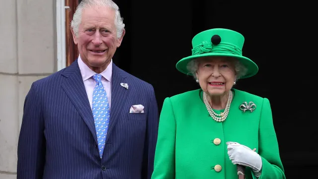 
                    Em homenagem afetuosa, Charles III relembra os 100 anos de Elizabeth II 
                