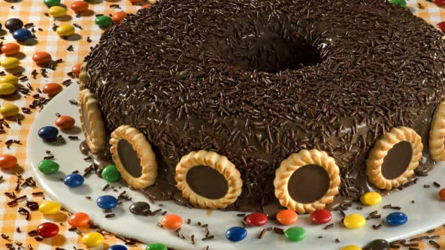Aprenda como fazer um super Brigadeirão com biscoito