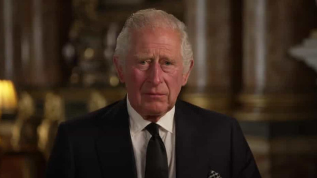 Charles III deixa agradecimento aos pais no primeiro discurso como rei