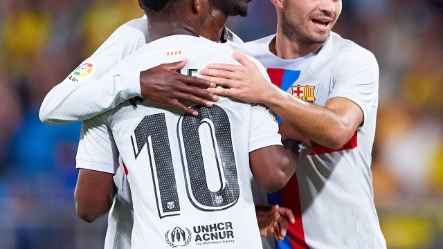 Barcelona goleia Cádiz em jogo paralisado por torcedor com ataque cardíaco