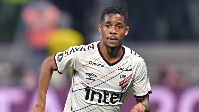 Avaí sai na frente, mas cede empate ao Athletico-PR e se complica no Brasileiro