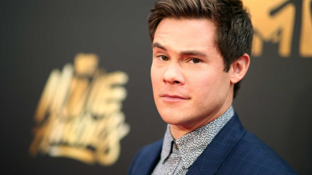 Adam Devine brinca que 'não é Adam Levine' em meio a escândalo de traição