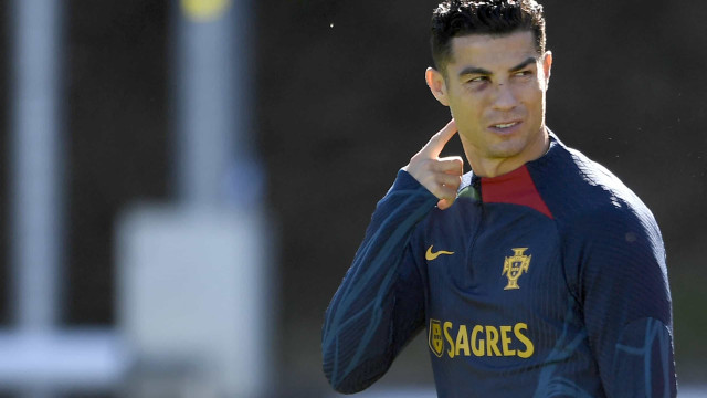 Após pancada, Cristiano Ronaldo treina de olho roxo com seleção de Portugal