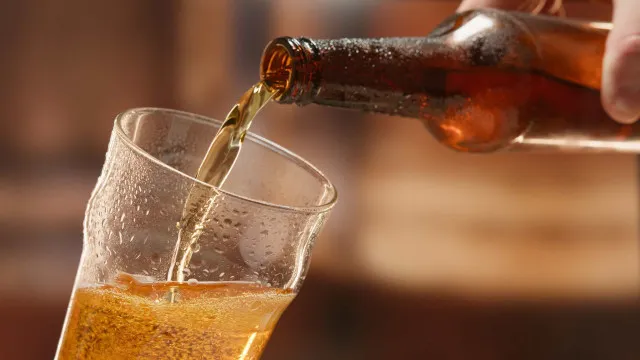 
                    Cliente se irrita com preço de cerveja e tenta matar dono de loja em SC
                